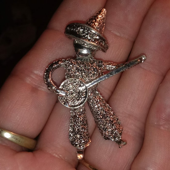 Gorgeous silver colored Brooch Pin banjo player - Picture 6 of 16